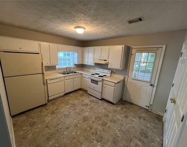 2735 Fairlane Drive - Photo Thumbnail 2