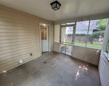 2735 Fairlane Drive - Photo Thumbnail 7