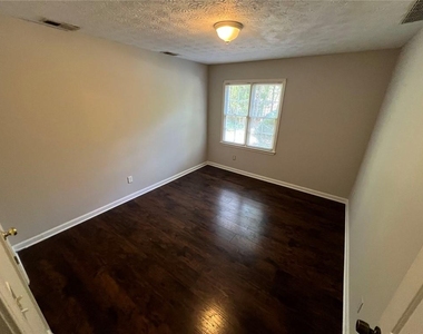 2735 Fairlane Drive - Photo Thumbnail 4