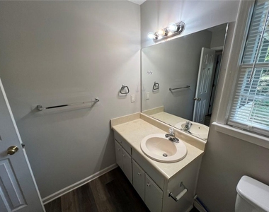 2735 Fairlane Drive - Photo Thumbnail 5