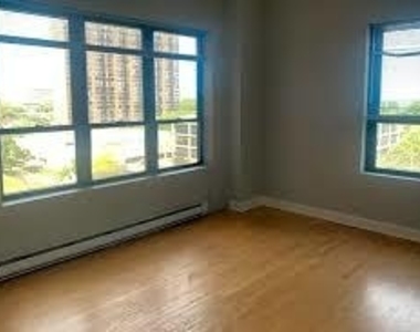 732 W Bittersweet Place - Photo Thumbnail 6