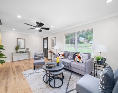 2028 Hilburn Drive Se - Photo Thumbnail 3