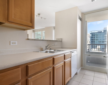 345 N Lasalle Boulevard - Photo Thumbnail 4