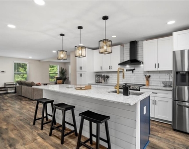 298 Roy Street Sw - Photo Thumbnail 10