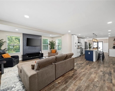 298 Roy Street Sw - Photo Thumbnail 6