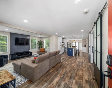298 Roy Street Sw - Photo Thumbnail 4