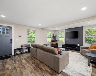 298 Roy Street Sw - Photo Thumbnail 5