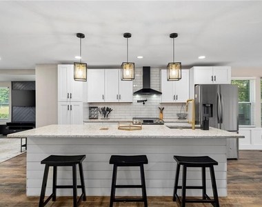 298 Roy Street Sw - Photo Thumbnail 9