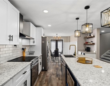 298 Roy Street Sw - Photo Thumbnail 13