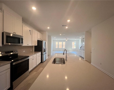 606 Alder Creek Way - Photo Thumbnail 9
