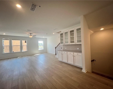 606 Alder Creek Way - Photo Thumbnail 12