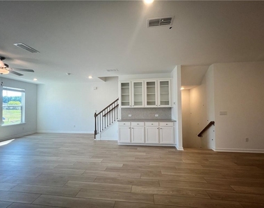 606 Alder Creek Way - Photo Thumbnail 11
