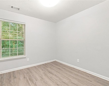 7130 Brookview Way - Photo Thumbnail 8