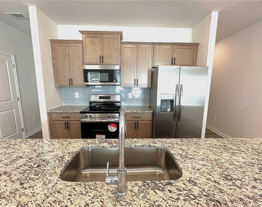 520 Hayes Lane - Photo Thumbnail 8