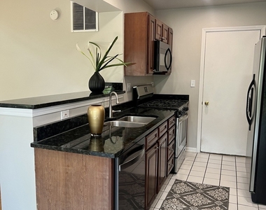 1560 E Chivalry Court - Photo Thumbnail 6