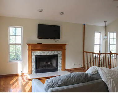2462 Frost Drive - Photo Thumbnail 4