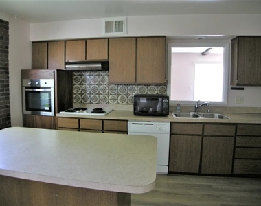 1514 Shepard Circle - Photo Thumbnail 4