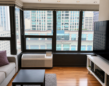 30 E Huron Street - Photo Thumbnail 3