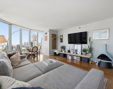 345 N Lasalle Street - Photo Thumbnail 2