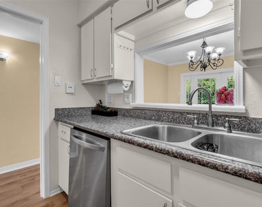 1800 Stoney Brook Drive - Photo Thumbnail 10
