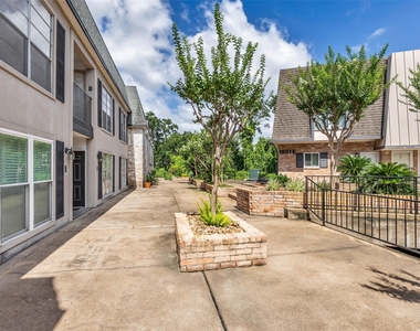 1800 Stoney Brook Drive - Photo Thumbnail 4