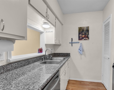 1800 Stoney Brook Drive - Photo Thumbnail 8