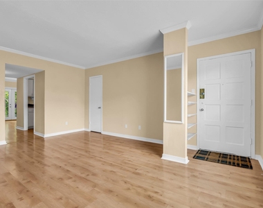 1800 Stoney Brook Drive - Photo Thumbnail 6