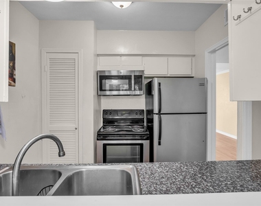 1800 Stoney Brook Drive - Photo Thumbnail 11