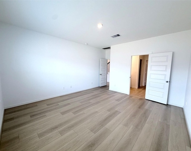 31722 Margaret Woods Lane - Photo Thumbnail 13
