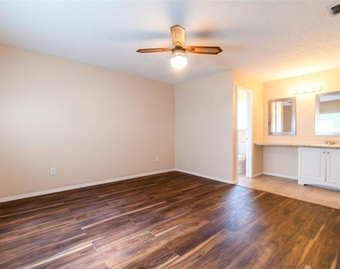 2527 Colonial Ridge Drive - Photo Thumbnail 13