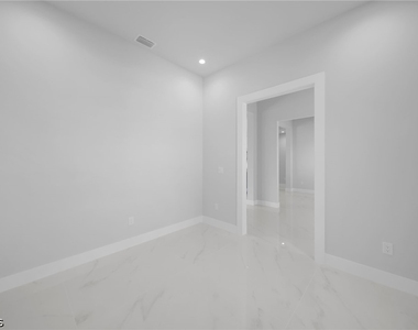 1107 Nw 40th Place - Photo Thumbnail 13