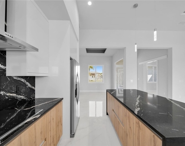 1107 Nw 40th Place - Photo Thumbnail 10