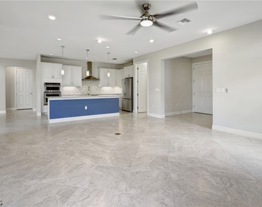 11752 Bowes Circle - Photo Thumbnail 4