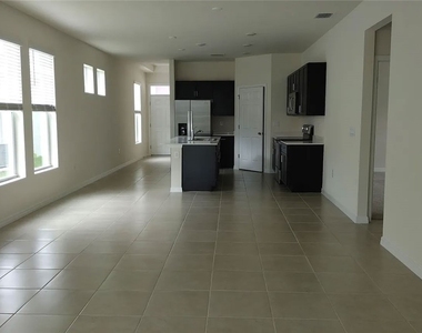 816 Friendship Circle - Photo Thumbnail 3