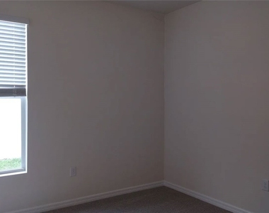 816 Friendship Circle - Photo Thumbnail 8