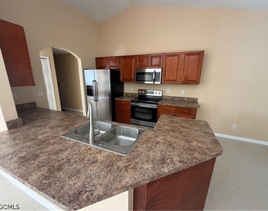905 Sw 8th Court - Photo Thumbnail 14
