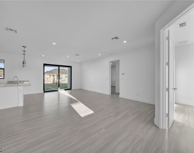 1908 Nw 24th Avenue - Photo Thumbnail 3