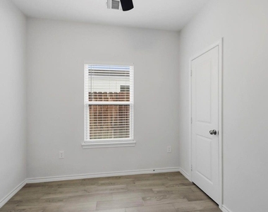16902 Balmoral - Photo Thumbnail 8