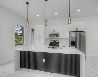3121 69th Street W - Photo Thumbnail 7