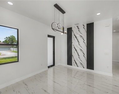 3121 69th Street W - Photo Thumbnail 5