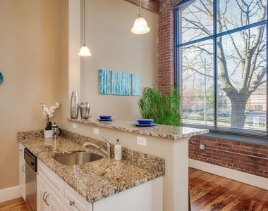 216 West - Photo Thumbnail 6