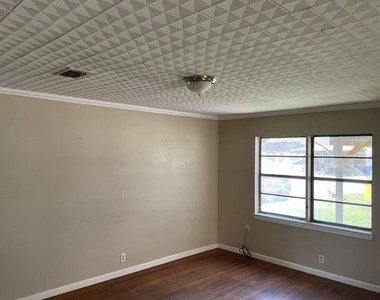 401 Farrer Street - Photo Thumbnail 1