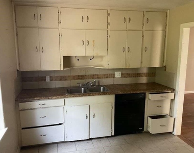 401 Farrer Street - Photo Thumbnail 3
