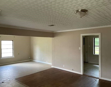 401 Farrer Street - Photo Thumbnail 2