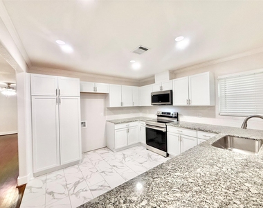 306 Wisteria Street - Photo Thumbnail 5