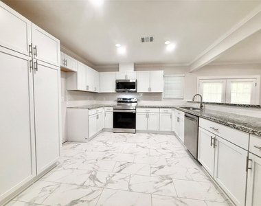 306 Wisteria Street - Photo Thumbnail 4