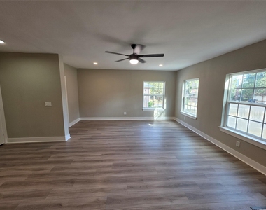 10731 Hillside Drive - Photo Thumbnail 4
