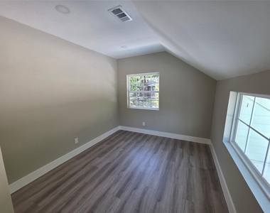 10731 Hillside Drive - Photo Thumbnail 22