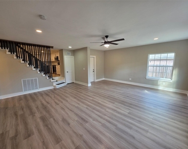 10731 Hillside Drive - Photo Thumbnail 2
