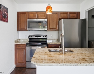 2925 Winkler Avenue - Photo Thumbnail 5